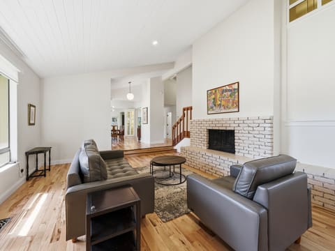 Photograph 4 of 3350 Mountain Oak Dr